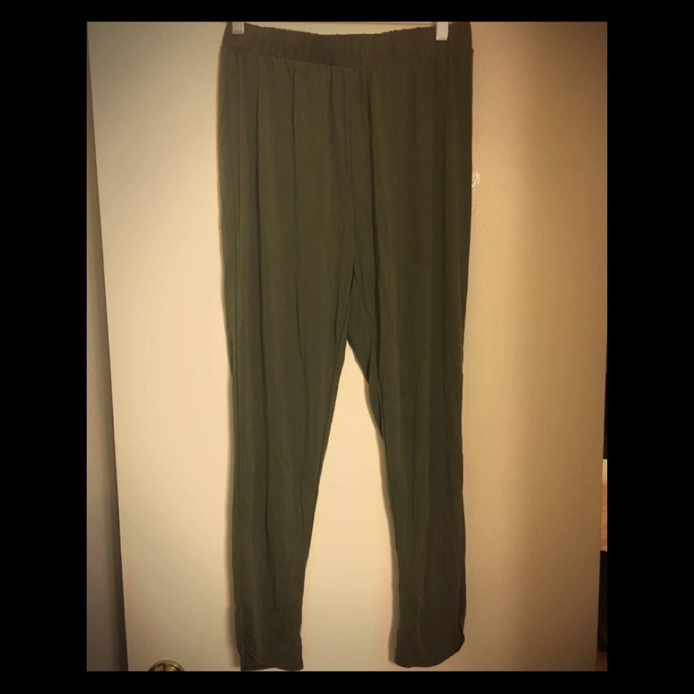 Olive Aladdin pants 👖